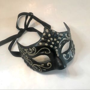 Black and gold masquerade mask cosplay